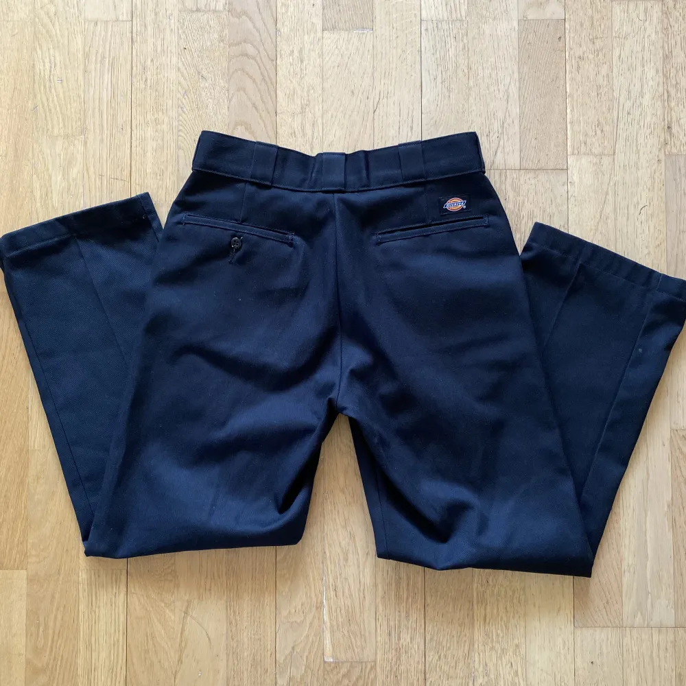 Dickies 874 byxor. Använda någon enstaka gång, då jag har ett par till i en annan storlek. Har sytt upp benen så att de ska passa mig som är 160, men går enkelt att sprätta upp så de blir original-längd igen🌟. Jeans & Byxor.