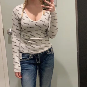 Guess tröja - Jätte fin guess tröja, köpt i usa. Ganska tjockt material, jätte skön💗💗