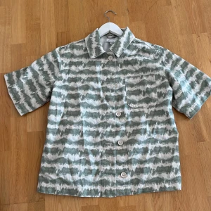 Skjorta  - I tjockare jeansliknande material, mycket gott skick. Stor i storlek