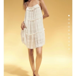 Zara klänning - Superfin klänning från zara som tyvärr inte kommer till användning🎀Storlek L men passar mig som är M bra!