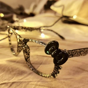 Hello Kitty Bågar Glasögon - Glasögon / Bågar utan glas i! Menad att användas som accessoar! Supersöta, har inte fått använda de så mycket då jag behöver faktiska glasögon 🥲 Importerade från Japan!