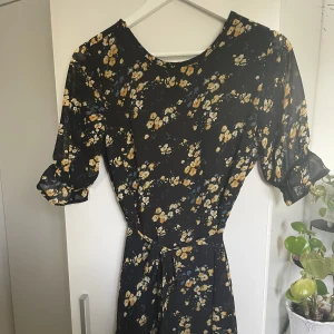 Omolott klänning  - Säljer denna söta omolott klänning från Cubus. Som ny. Hör av dig vid intresse 