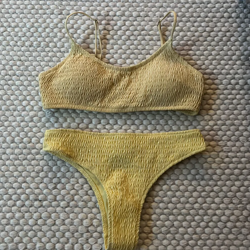 En bikini köpt på hm, underdelen är aldrig använd och har hygienremsan kvar men toppen är använd några gånger. Bikinitoppen är i strl 38 och underdelen i strl 34. Övrigt.