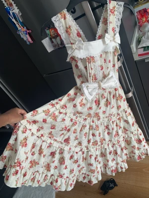 bodyline lolita klänning - fin bodyline klänning i fint skick, inga fel vad jag ser!! storlek S med en fin rosett där bak. använts en gång av mig, men jag köpte den secondhand !  kawaii lolita harajuku jfashion japan sanrio bodyline