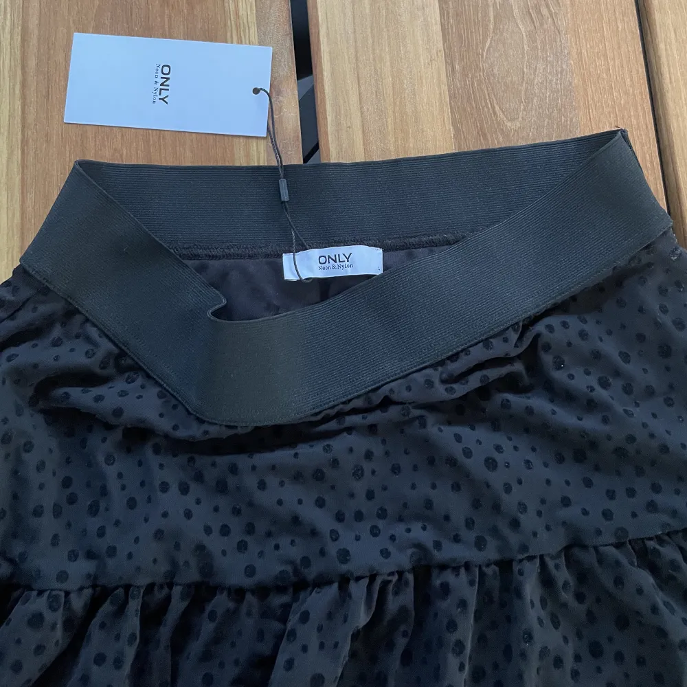  svart kjol som passar perfekt nu till sommaren🖤 aldrig använd, prislapp kvar!!. Kjolar.