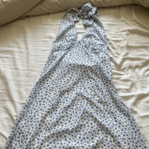 Klänning - Jättesöt blommig klänning från hm. Aldrig använd. Ganska liten i storleken 