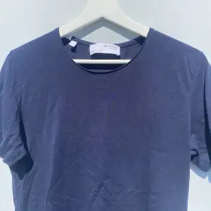 Säljer en helt ny marin blå t-shirt från selected homme i storlek S. Aldrig använd, endast testad. Pris kan diskuteras!