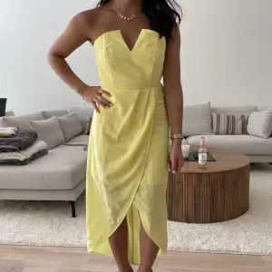 En sjukt snygg gul klänning med underbar färg nu till sommaren!!💛💛