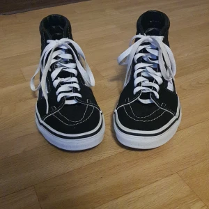 Vans - Säljer ett par vans som är ganska använda men är i ett bra skick och inget är slitet. För mer info kontakta mig!
