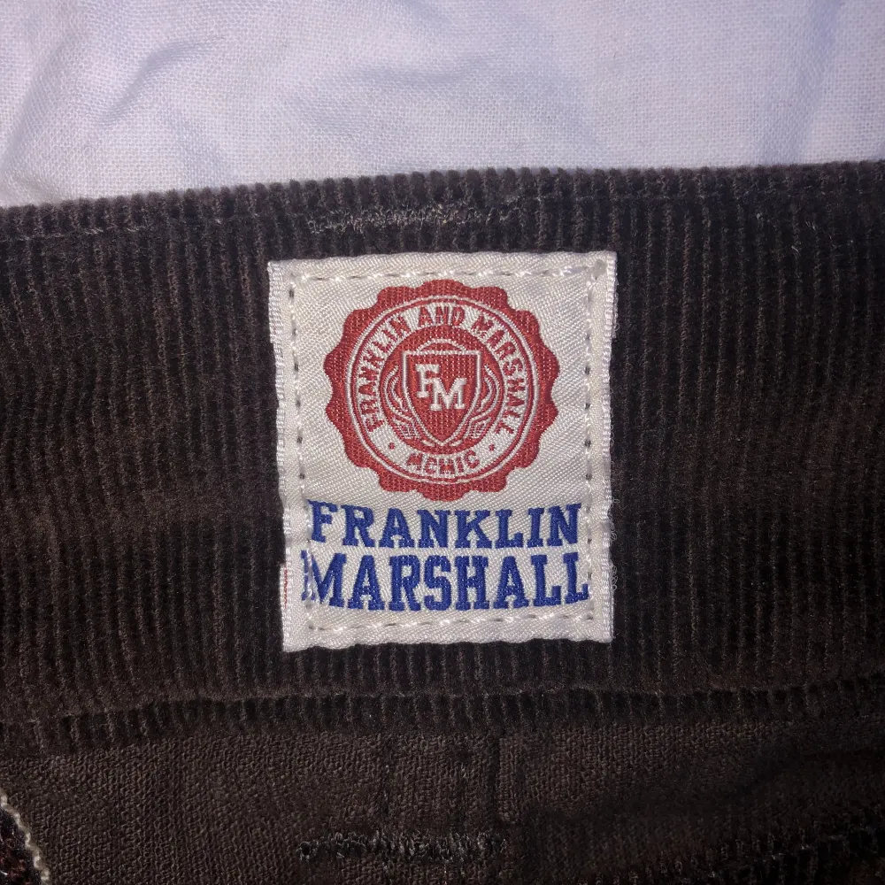 Franklin Marshall kjol i Manchester tyg, den är brun, bekväm och trendig! Storlek står 27 som troligen är amerikansk storlek men tror storlek 40 i midja.. Kjolar.