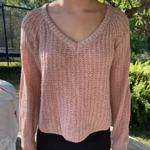 Säljer denna stickade tröjan i en fin gammaldags rosa färg. Plagget visar inga tecken på användning😊