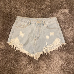 Ljusblå shorts (oanvända) - Dom här shortsen är i storlek M & är oanvända