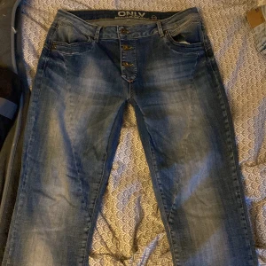 Jeans  - Säljer ett par jättesnygga jeans från only dom är lite insydda som ni kan se på sista bilden men de är inget som syns utanpå. De har detaljer på sidan av fickorna fram som man ser lite bättre ifal man sommar in på fickorna vid första bilden. 