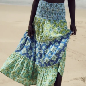 Zara slutsåld kjol !! - Säljer denna superfina långkjol från zara som är slutsåld i denna storlek. Använd två gånger, i toppen skick! Passar xs-s💕