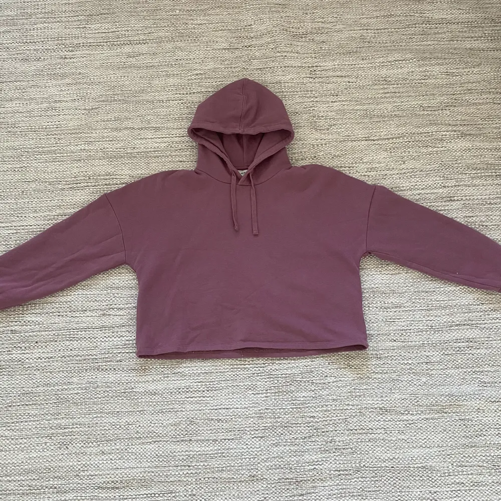 Croppad rosa hoodie från Dobber i storlek S. . Hoodies.