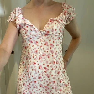 Sommarklänning  - Vacker klänning med mönster  Perfekt för midsommar   Fri frakt! Tryck på köp nu 🌸💕