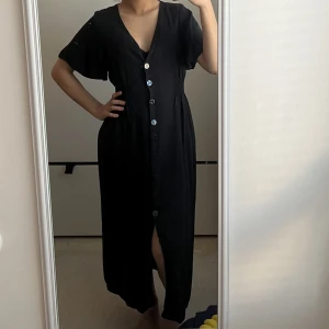 Klänning från Zara - Säljer nu min älskade klänning från Zara köpt för några år sedan. Den är i jättefint skick 😍