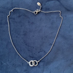 Halsband esprit  - Ett stilrent Silverhalsband från esprit   Stämplat 925  Fri frakt  Tryck på köp nu 🌸💕👑