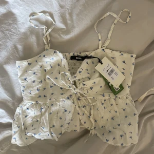 Bikbok topp - Topp från bikbok som är helt oanvänd med prislapp kvar. Storlek S men passar xs-s
