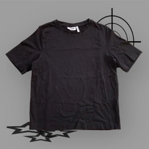 Svart t-shirt RELAXED FIT - Svart relaxed t-shirt. Storlek XS, köpt från damavdelningen på Weekday. Jag brukar bära S herrstorlek. Använt få gånger. Sitter jävligt snyggt till ett par jeans. I fint skick. För fler bilder eller mått kontakta mig!!! 💫