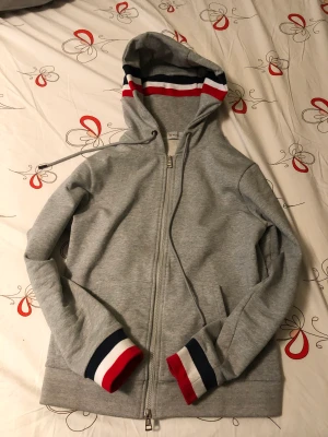 Moncler tröja - Moncler tröja grå. Oanvänd taggar på. Pm för mer bilder! Beställde två för att testa storleken, en i M och en i S men ångerrätten gick ut då jag glömde skicka tillbaka. Finns inte på nätet längre så passa på nu! Köptes för 5000kr.