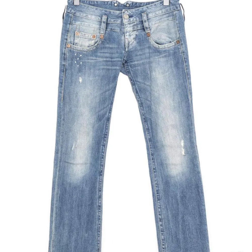 Low waist jeans köpt via zalando, storlek 26x32 passar folk som har stolen xs och s💘. Jeans & Byxor.