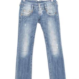 Low waist jeans köpt via zalando, storlek 26x32 passar folk som har stolen xs och s💘