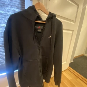 Jordan zip hoddie - Köpt på JD sports i Göteborg, perfekt skick och nästan aldrig använd. Pris kan diskuteras vid snabb affär.