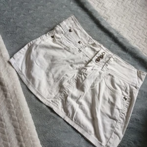 Beige kjol - Fin kjol med detaljer på fickorna 