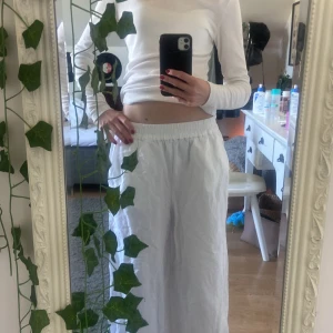 Linnebyxor - Jättefina vita linnebyxor från hm som tyvärr är lite korta på mig som är runt 160cm ❤️Lågmidjade! 