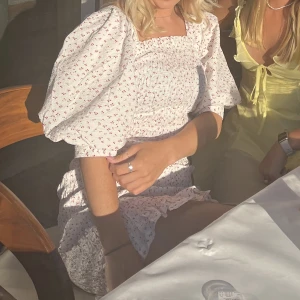Vit Sommarklänning - Superfin klänning från Jackie, view! Endast använd på midsommar förra året🌸 Köptes för 1000kr