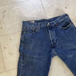 Levi’s 501 Jeans i Mörkblå Skick - 9/10 Ord. Pris - 1099 kr Skickas via Posten Pris diskuterbart