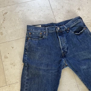 Levi’s 501 - Levi’s 501 Jeans i Mörkblå Skick - 9/10 Ord. Pris - 1099 kr Skickas via Posten Pris diskuterbart