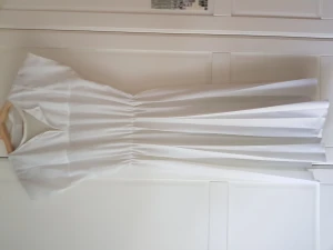 Vit klänning - Vit klännong bra skick stl m-l