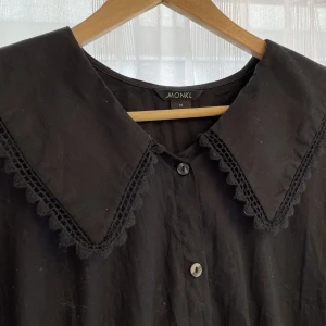 Monki Klänning  - Klänning med krage från monki, kort i modellen. 