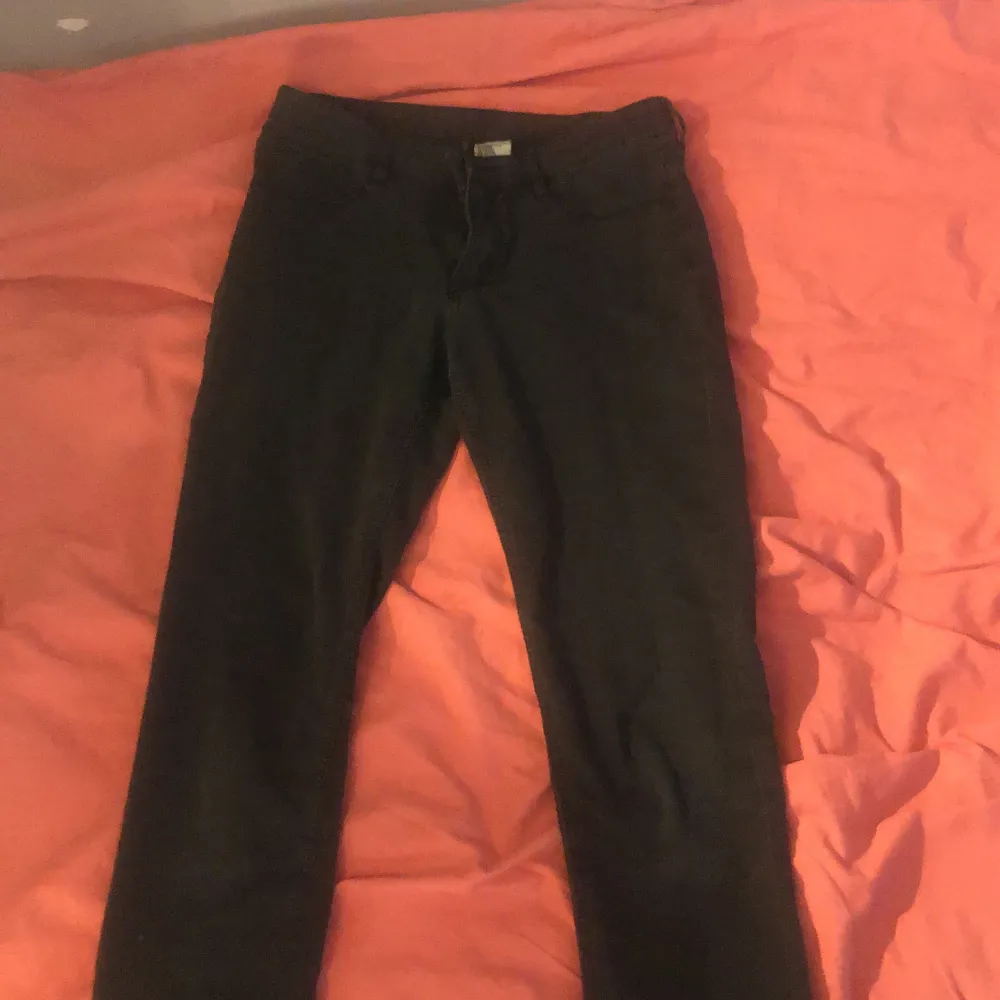 Too small on me, I used them when I was younger so they’re a bit too short and tight for me now. Otherwise they’re in great shape and could fit someone with a smaller size . Jeans & Byxor.