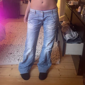 lågmidjade baggy jeans - så fina ljusblå lpgmidjade baggy jeans som tyvärr kommer till för lite användning. Midjemått: 36 (mätt rakt över) innerbenslängd: 81 (defekter syns på sista bilden)
