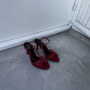 Vintage klackskor klackar heels skor  - Supersöta vintage klackskor, upplevs som en storlek 37. Säljes billigt då klackarna har lite skav vid baksidan av klacken. 