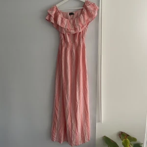 långklänning - långklänning från prettylittlething, superfin färg till sommaren🤍💗 minns ej storleken och hittar inte på klänningen men den är så stretchig så passar mellan S-L skulle jag säga💕