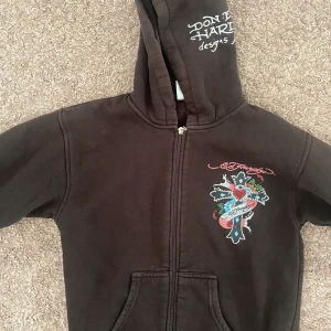 ED HARDY ZIP-HOODIE - En så fet ed hardy zip- hoodie som jag säljer eftersom det inte är min stil längre. Köpt second hand men den är i mycket bra skick. 