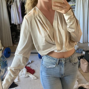 Silkesblus XS/S - Supersöt silkesblus från NAKD X Donna Romina. Kan ej hitta storleken men  det är XS eller S. 