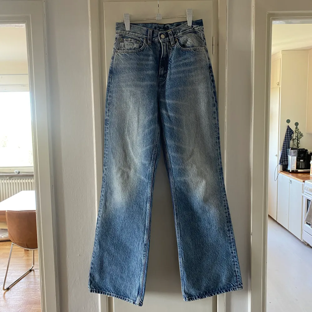 Jeans från Hope i modellen ”Beat”. Endast använda en gång! Säljer pga liiite för små för mig tyvärr. Ordinarie pris: 1900kr. Storlek 27. Jeans & Byxor.