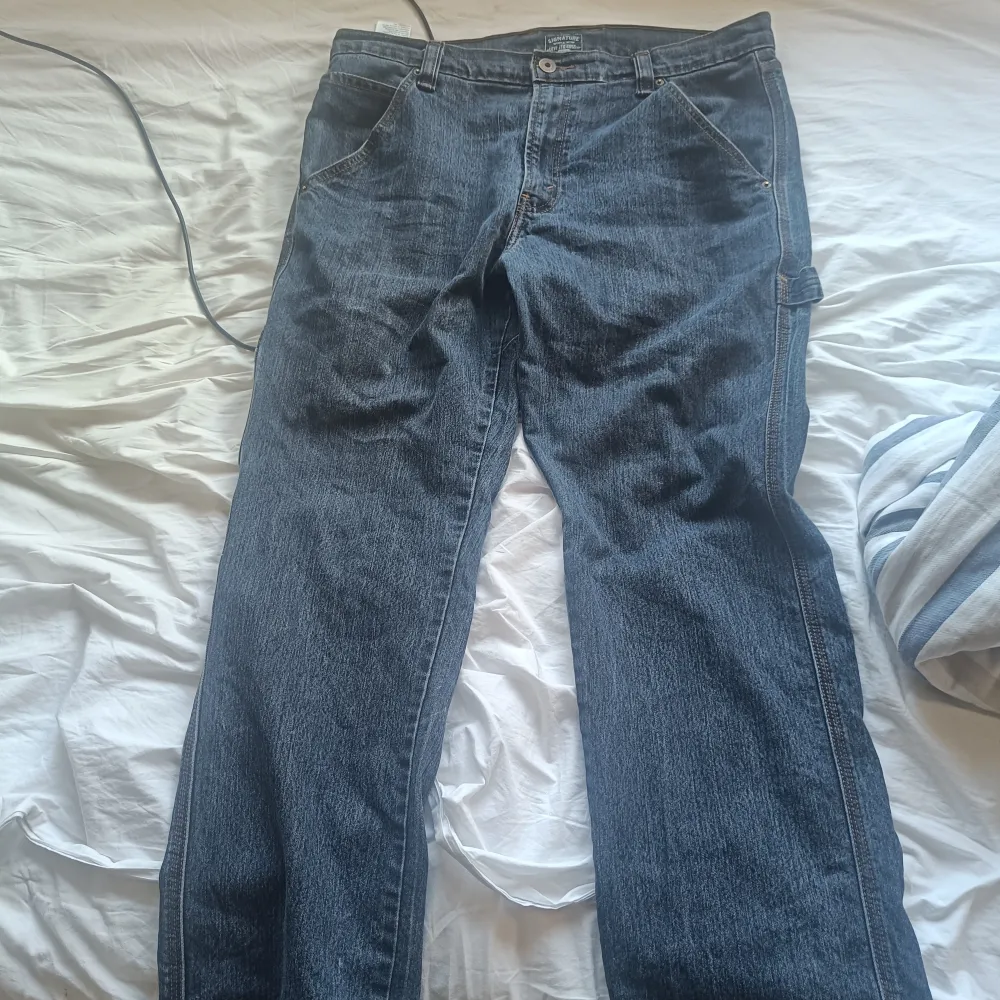 Ett par asschyssta mörkblå baggy carpenter jeans från Levis som är knappt använda och i väldigt bra skick. Nypris runt 500 . Jeans & Byxor.