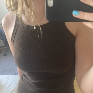 Brunt Linne - Två jättefina bruna linnen från hm, ett som jag klippt av. Det avklippta linnet är i storlek S och det andra i storlek XS. 50kr styck, pris kan diskuteras😁