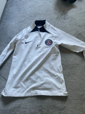 Psg Nike zip tröja - Säljer min psg tröja storlek 137-147 bra skick har inte använts mycket 