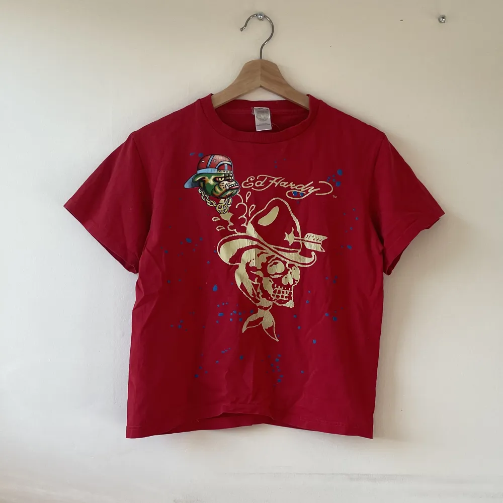 Supercool t-shirt från ed Hardy med snyggt tryck!!. T-shirts.