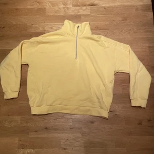 Half Zip Tjocktröja - Half zip tjocktröja som är asskön inuti. I princip aldrig använd. Alltså i nyskick. Säljer för kommer aldrig till användning