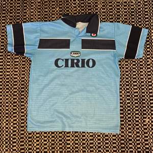 Vintage replica fotbollströja, Lazio färger och sponsorer, Vieri på ryggen.  Storlek: Large/Medium