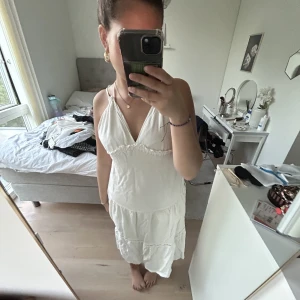 Sommarklänning  - As gullig klänning från bershka köpt i Grekland förra året. Aldrig använd💚