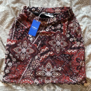 Kjol - Jättefin mönstrad kjol köpt från sellpy som jag aldrig använt, lappen finns kvar.